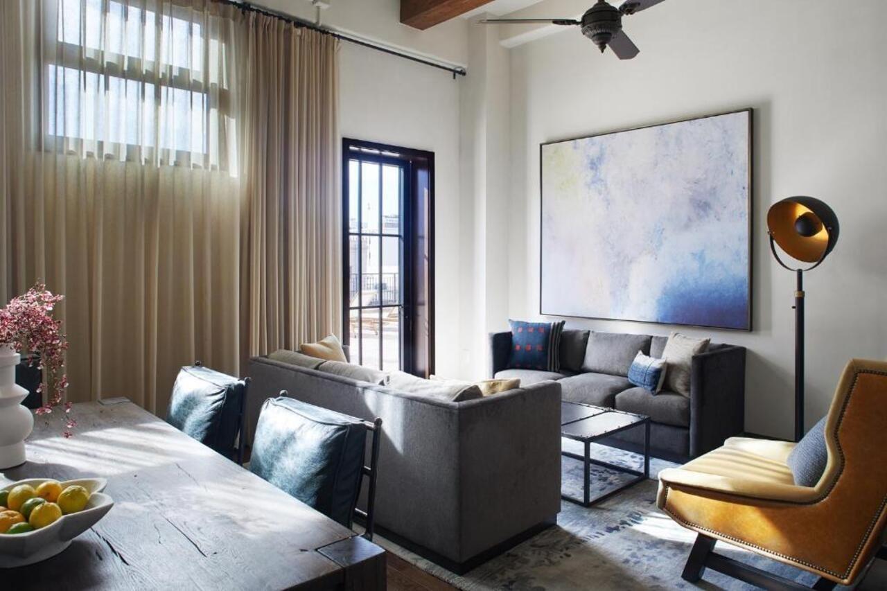 فندق فيجيروا لوس أنجلوس المظهر الخارجي الصورة A living room in a home