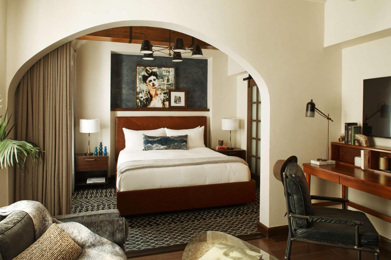 فندق فيجيروا لوس أنجلوس المظهر الخارجي الصورة A bedroom at the Hotel Valencia