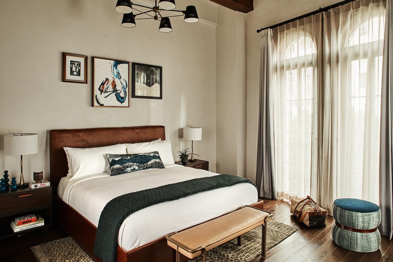 فندق فيجيروا لوس أنجلوس المظهر الخارجي الصورة A bedroom at the Hotel Indigo in San Francisco